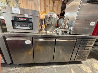 une cuisine qui contient de nombreux appareils électroménagers