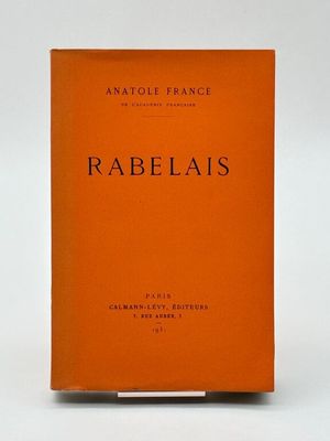 un livre orange avec des inscriptions noires posé sur une surface blanche