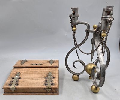 deux bougies posées à côté d'une boîte sur une table