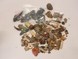 un tas de pierres et d'autres objets posés sur une table