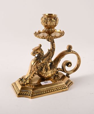 une image représentant un bougeoir doré orné d'un dragon