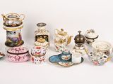 nombreux types de vases et de plats sur la table