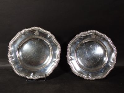 paire de plats plaqués argent aux bords perlés sur fond noir