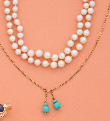 un collier composé de perles et de perles de turquoise sur fond pêche