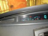 une horloge numérique sur le tableau de bord d'une voiture
