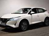 Le SUV Nissan blanc est garé à l'intérieur d'un bâtiment.