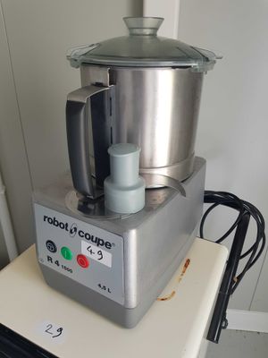 un robot ménager posé sur un plan de travail