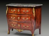 une image d'une commode avec un plateau en marbre