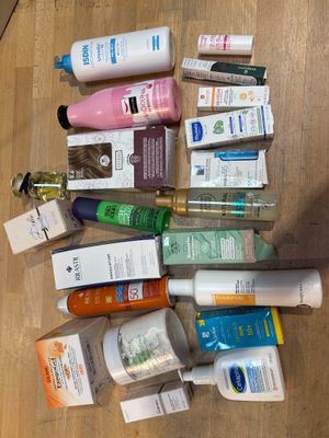 de nombreux types de produits de soins de la peau disposés par terre