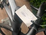 un gros plan d'un vélo sur lequel est apposée une étiquette de prix
