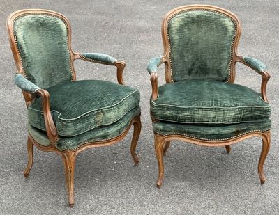 paire de fauteuils rembourrés verts avec structure et accoudoirs en bois