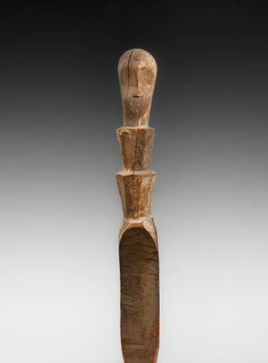 une image représentant une sculpture en bois représentant une tête d'homme