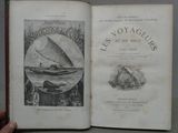 quelqu'un tient un livre dans lequel figure l'image d'un bateau