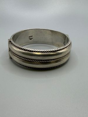 bracelet rigide en argent sterling orné d'un motif de corde torsadée