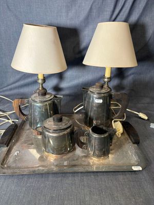 deux lampes posées sur un plateau posé sur une table