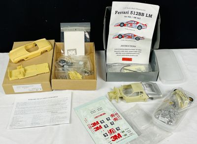 une boîte contenant une maquette de voiture et d'autres objets, posée sur une table