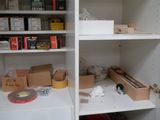 de nombreux cartons et boîtes sur les étagères du placard
