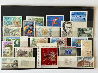 une photo d'une collection de timbres sur un mur
