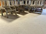 de nombreuses tables et chaises dans une pièce dotée de nombreuses fenêtres