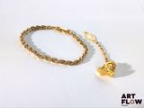 un bracelet en or orné d'une breloque en forme de cœur