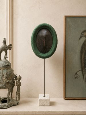 une photo d'un oiseau posée sur un socle, à côté d'une photo d'un oiseau