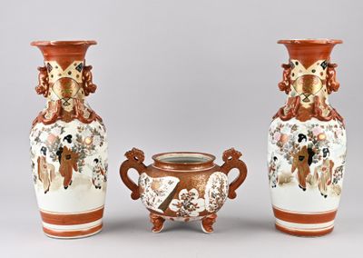 Deux vases sont posés l'un à côté de l'autre sur une surface grise