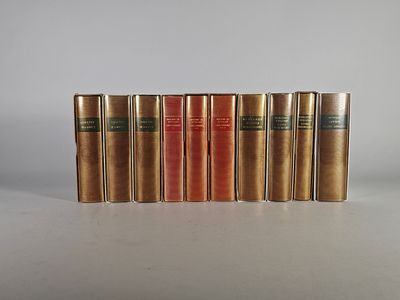 un lot de cinq livres empilés les uns sur les autres