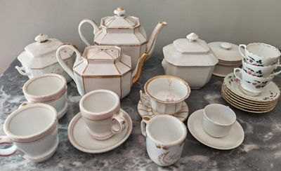 une table sur laquelle se trouvent de nombreuses tasses et soucoupes