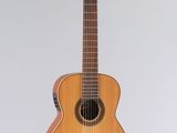 une guitare acoustique accrochée à un mur sur fond blanc