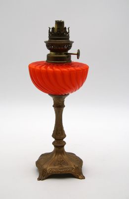 une lampe rouge posée sur une table