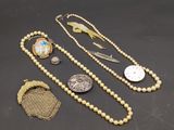 beaucoup de bijoux posés sur la table