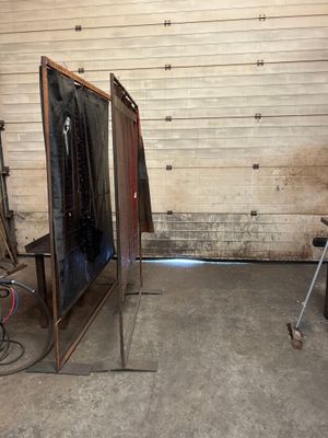 l'image d'un garage contenant de nombreux outils