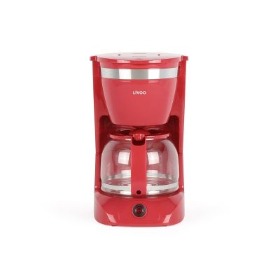 une cafetière rouge posée sur un plan de travail blanc