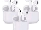 Voici trois AirPods empilés les uns sur les autres.
