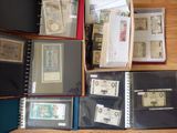tout un tas de timbres de toutes sortes posés sur une table