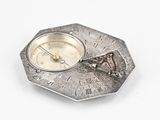 une montre de poche en argent sur laquelle figure une horloge