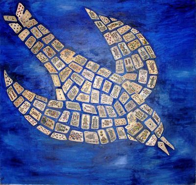 une peinture représentant un oiseau, composée de dominos sur fond bleu
