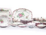 de nombreux types de plats et de tasses sur la table