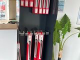 un présentoir de stylos et de crayons sur une étagère dans un magasin