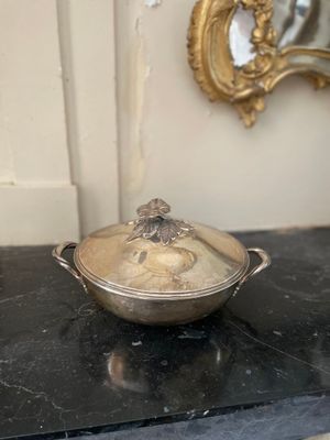 une casserole en argent posée sur un plan de travail en marbre