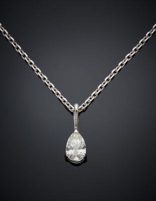 un pendentif en diamant suspendu à une chaîne sur fond noir