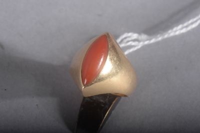 une bague en or sertie d'une pierre rouge