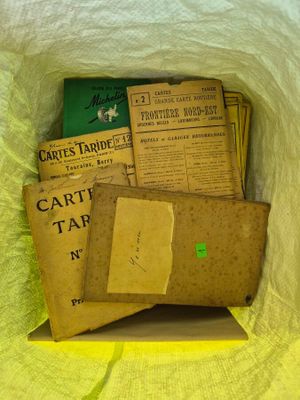 une boîte contenant beaucoup de vieux papiers