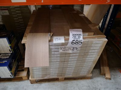 une grande pile de bois posée sur une palette dans un magasin