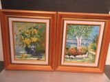deux tableaux représentant des fleurs, encadrés, posés sur une étagère dans une pièce