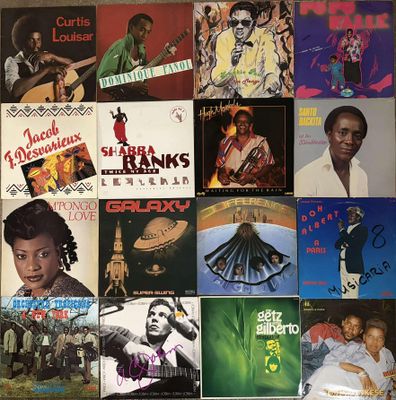 un collage de différents albums accrochés au mur