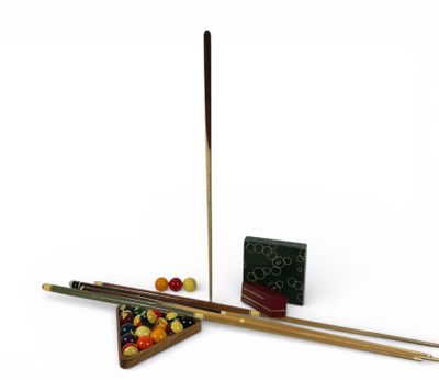 LOT FANTAISIE Cinq queues de billard en bois fantaisie, tria…
