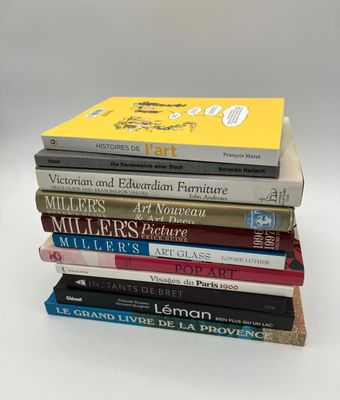 plusieurs livres empilés sur une surface blanche