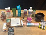 de nombreux types de produits de soins de la peau disposés sur une table