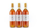 trois bouteilles de vin posées les unes à côté des autres sur une surface blanche